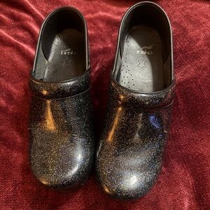 Dansko clogs like new!